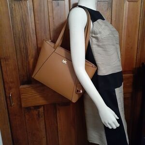 Michael Kors Maddie EW zip tote. NWT